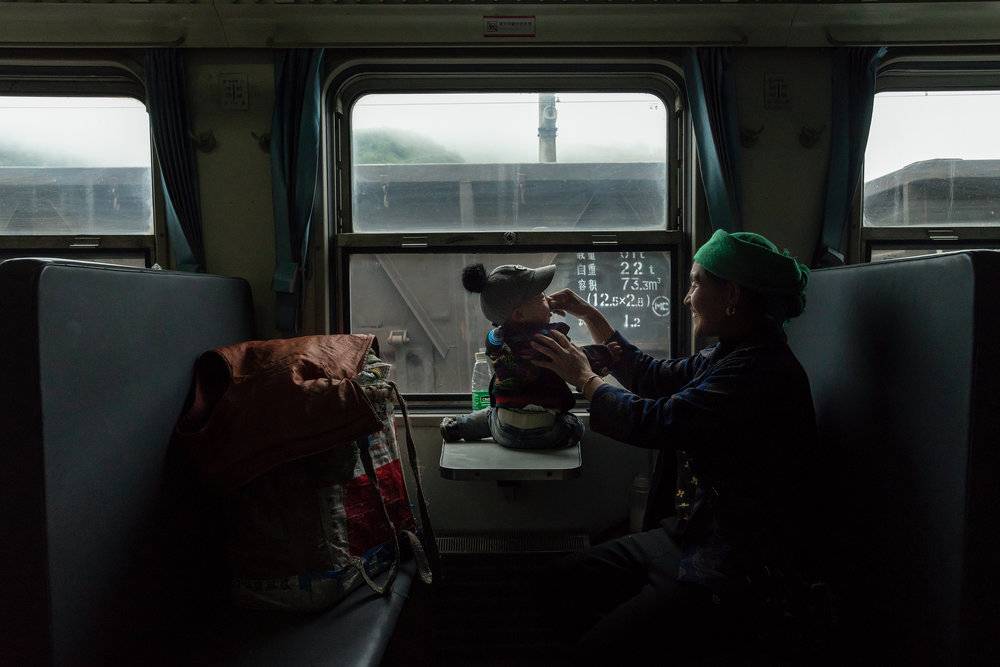 2018年09月13日，四川凉山，一位老人带着孩子坐火车。<br>