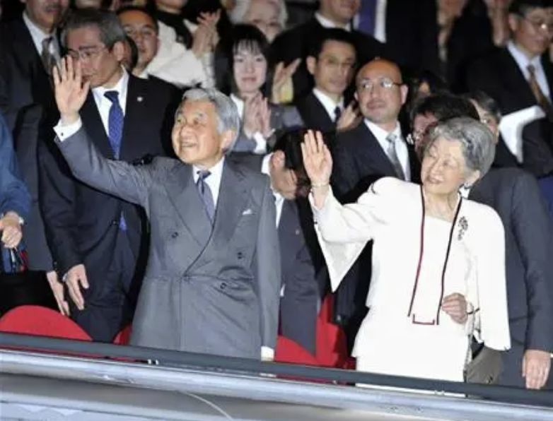 明仁天皇夫妇于2010年一同观看宝冢歌剧<br>