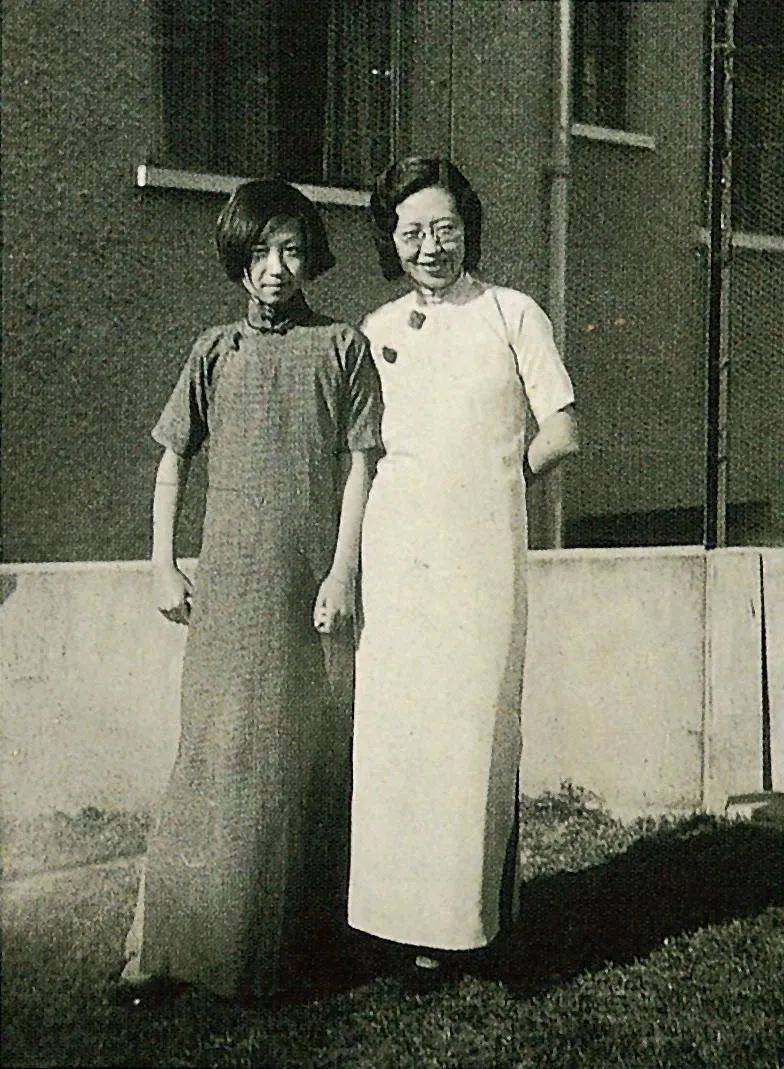 张爱玲（左）和姑姑在屋顶阳台上<br>