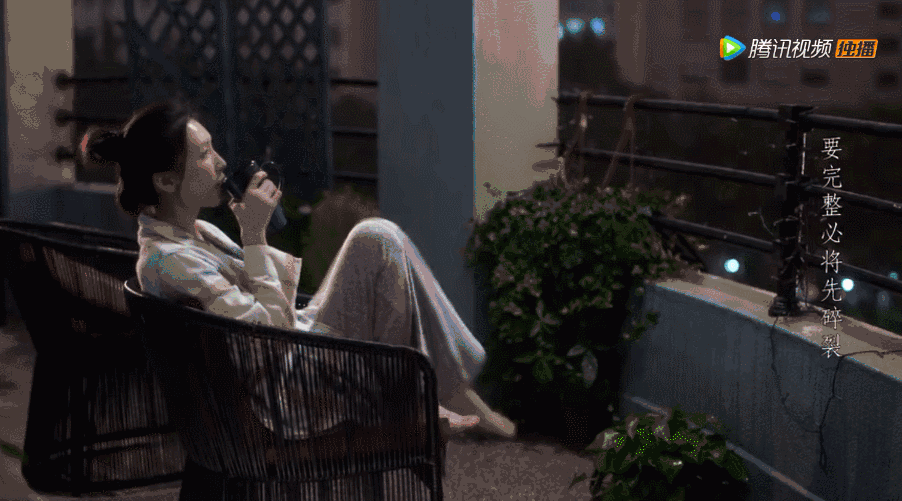电视剧《三十而已》中王漫妮坐在河滨大楼的阳台上<br>