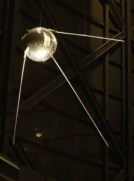 苏联于1957年发射的第一颗人造卫星：1号卫星的等比例模型。图片来源：wikipedia<br label=图片备注 class=text-img-note>