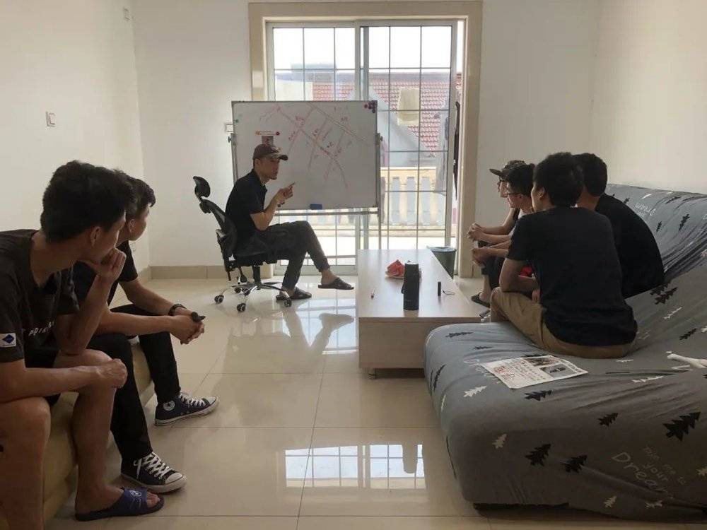 孙锦荣正在给团队成员讲述寻宠的基本信息和经验