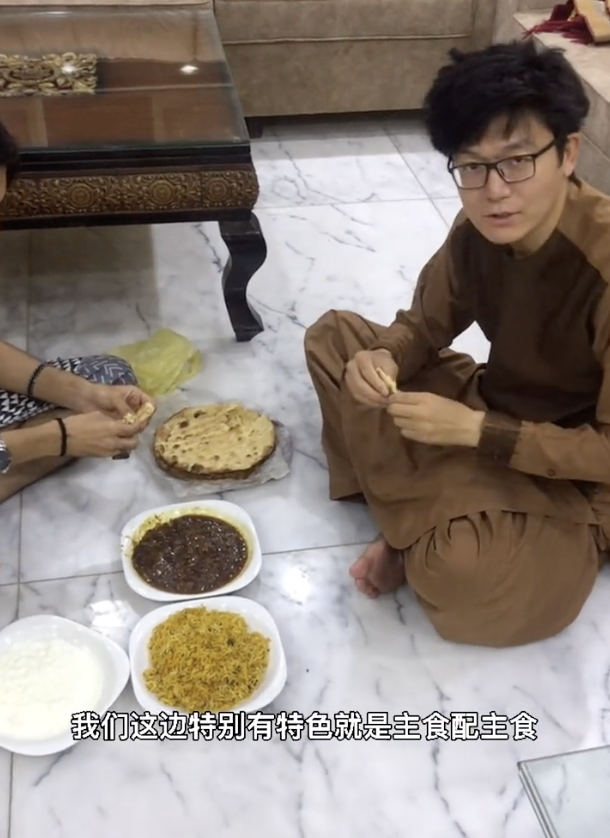 孙飞用拍视频的方式介绍当地饮食<br>