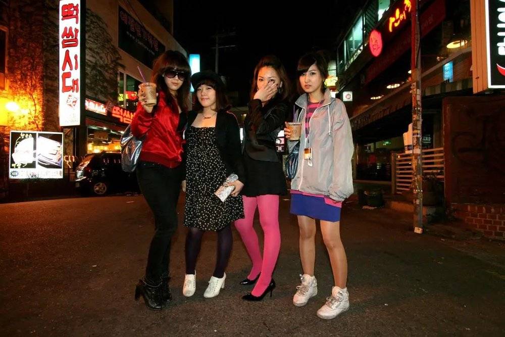 2008年，弘大街头的四位女孩<br>