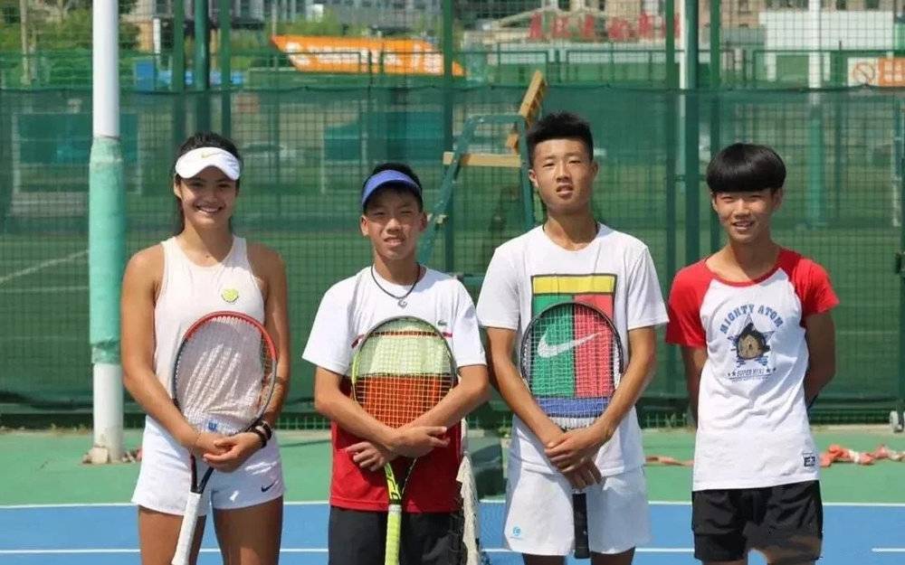 艾玛在沈阳体育学院和学生们一起打球，她也曾在 2018 年到访南京参加训练。艾玛的中文说得还不够好，但听得懂。图片来源 | The Telegraph