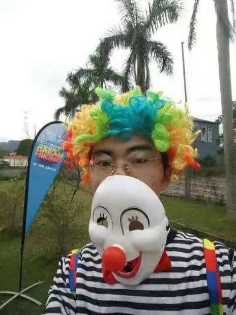 陈义曾在旅游景区兼职扮演过“小丑”<br>