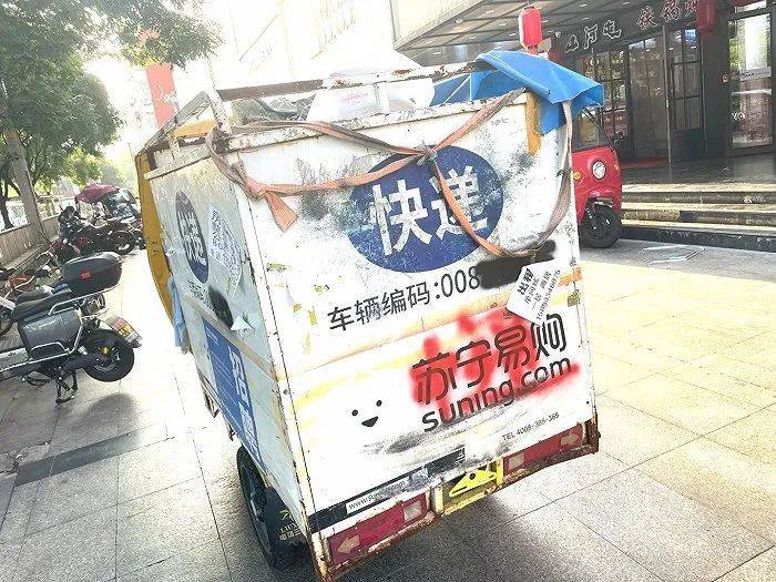 在北京市朝阳路上，一辆快递三轮车的车辆编码已经被喷漆遮盖，从外观很难辨认出这辆车究竟是哪家快递公司的，同时车辆也没有车牌。拍摄：白帆