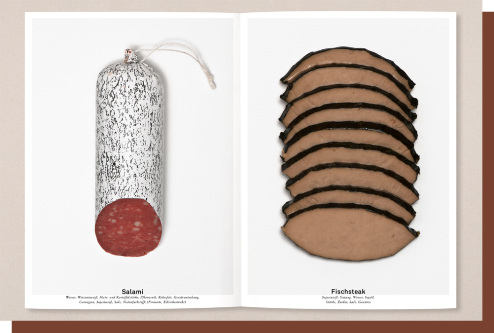 Jalscha carla römer 联合 Lukas Ackermann 和 Andreas Spörri，在 2012 年发起了一个关于素肉的摄影项目。其中呈现的有着奇异外观的香肠、鱼饼等肉类其实都是由植物蛋白制成的，与如今的植物肉有异曲同工之妙。© Jalscha carla römer
