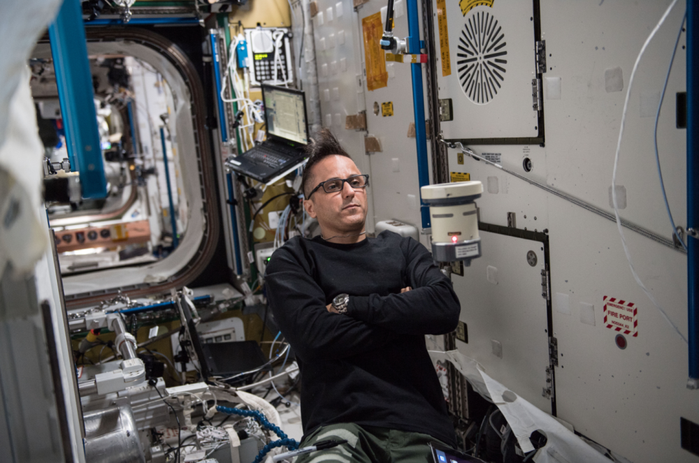 国际空间站的宇航员正在测量空间站内的微生物情况 | 图源：NASA<br label=图片备注 class=text-img-note>