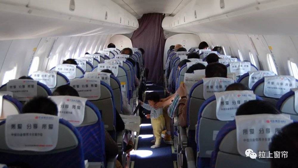 图：小飞机不见得不舒服　摄影：拉上窗帘<br>