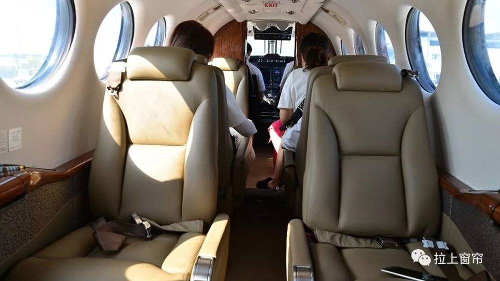 图：私人飞机舒服的沙发　摄影：拉上窗帘<br>