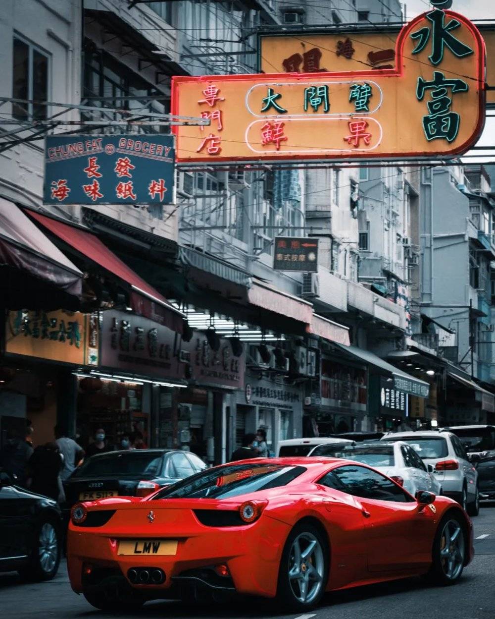 香港街景最矛盾的地方，豪车和老店铺形成的对比。/unsplash<br>