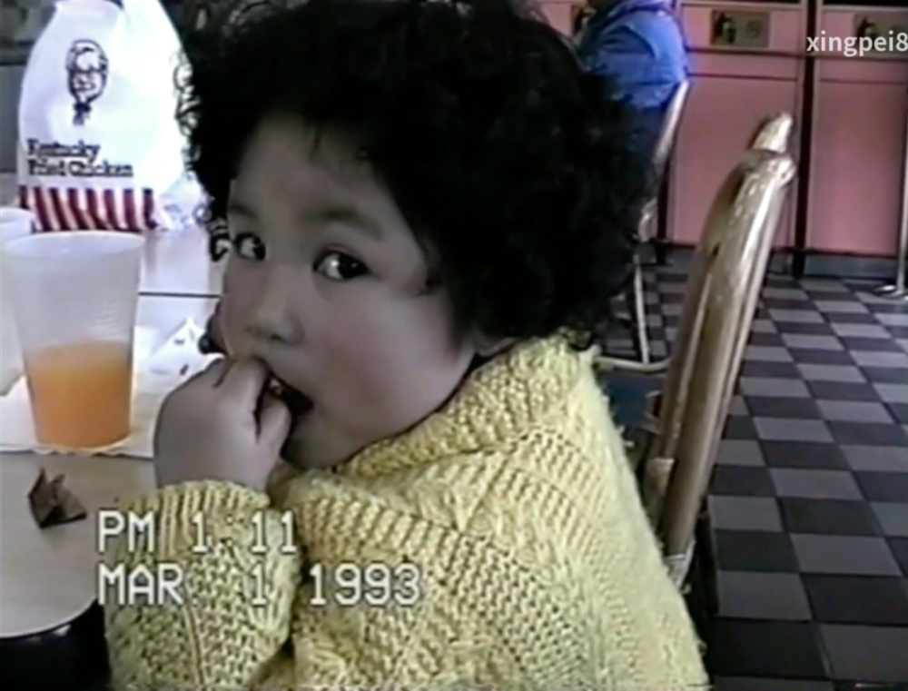 一个小朋友在南京西路上的肯德基吃鸡/截自B站秦兴培视频“上海印象1993年”