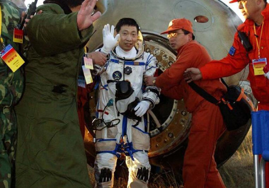 图注：2003年，杨利伟乘坐神舟五号飞船安全返回<br>