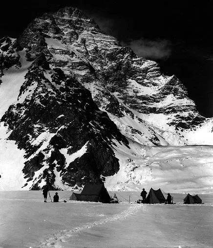 1909 年英国探险队尝试攀登 K2<br>