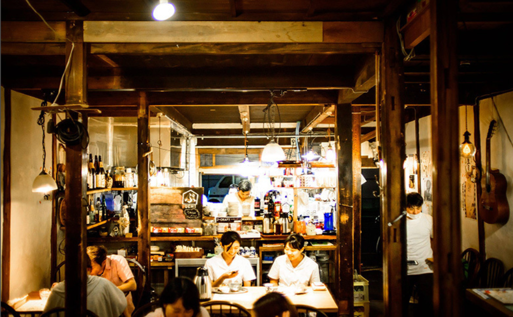 经Sakasama不动产改造后的一家饮食店 图片：Sakasama不动产<br>
