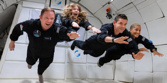 图注：四位太空游客在接受失重训练。<br>