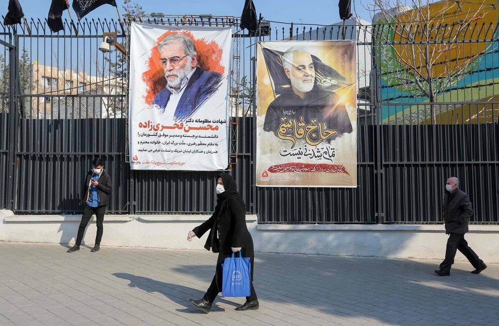 德黑兰挂起的海报用来代表国家的民族烈士，左为Mohsen Fakhrizadeh。图片来自路透社
