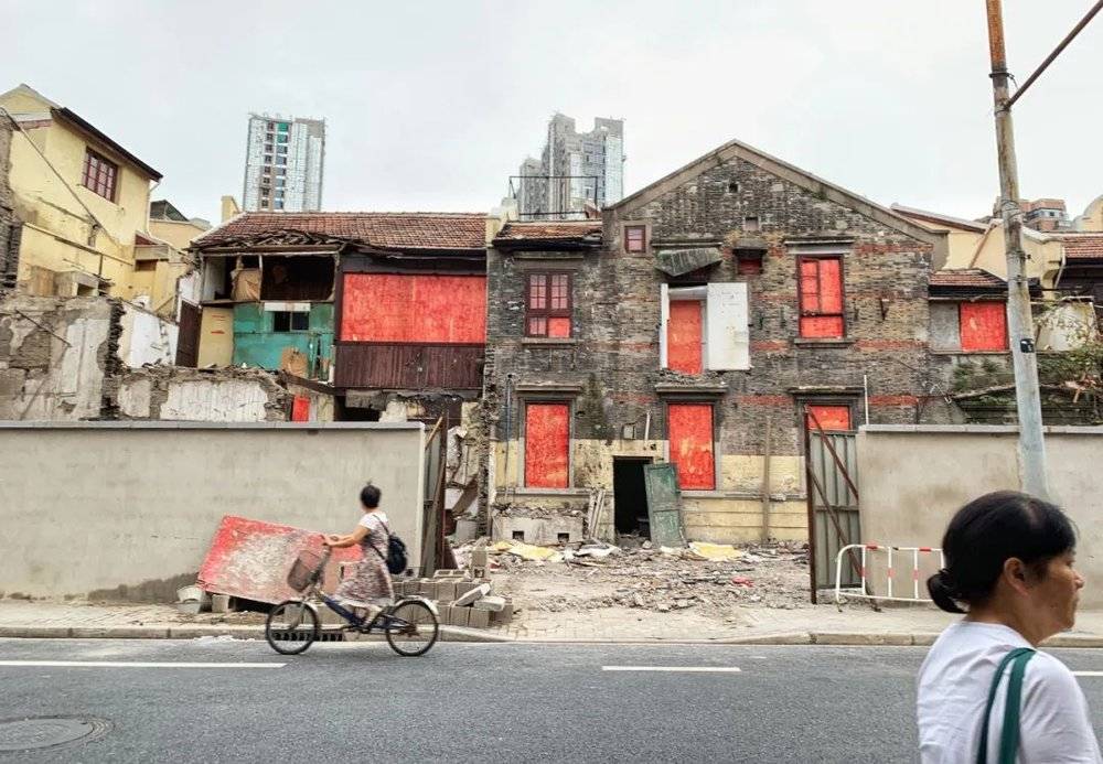上周去顺昌路，老房子已经开始拆了，原来商铺后面的弄堂是这个样子  摄于2021年9月