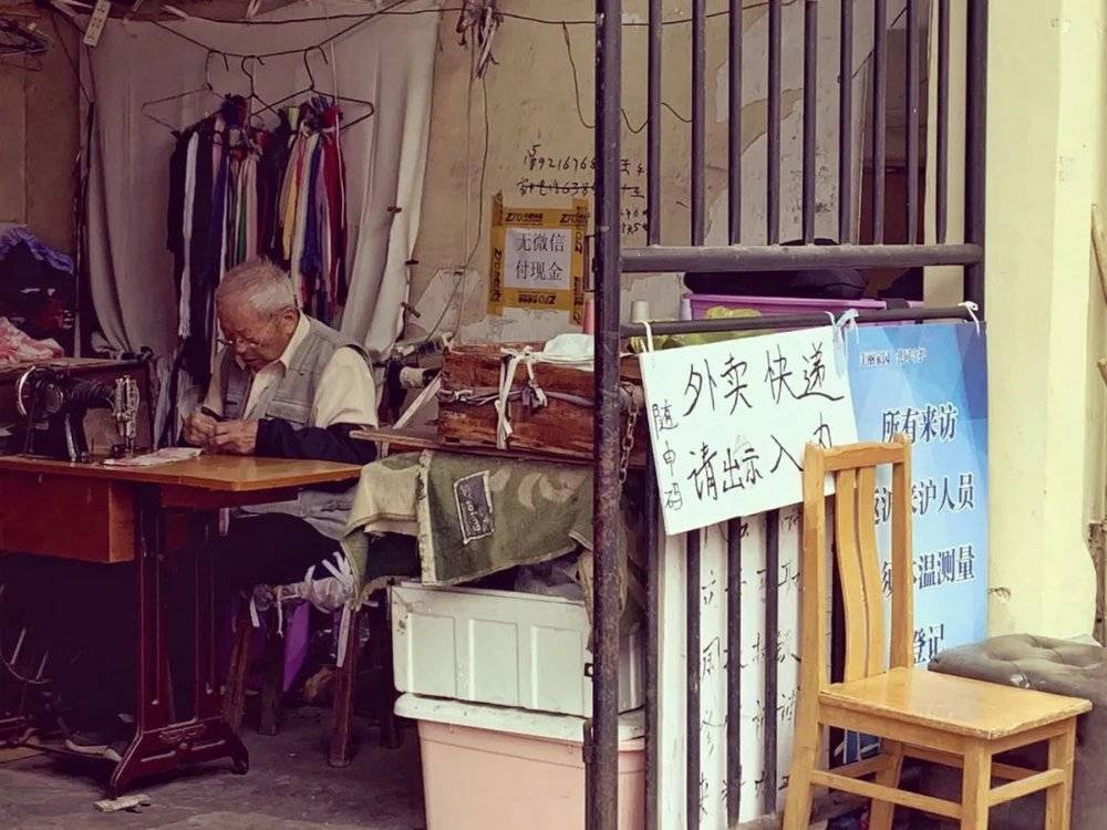 90岁的王贤国做裁缝75年，是改革开放后第一批个体户 摄于2020年4月