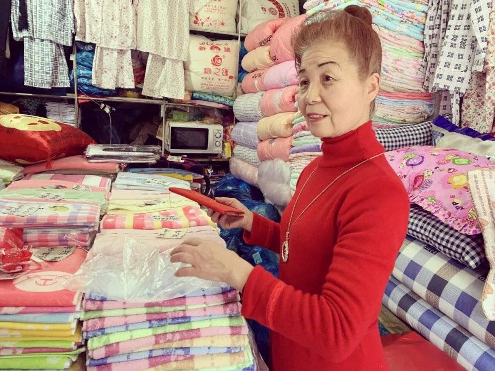李凤艳阿姨的服装毛巾店，在顺昌路开了三十多年，她的很多衣服都是自己设计的  摄于2019年4月
