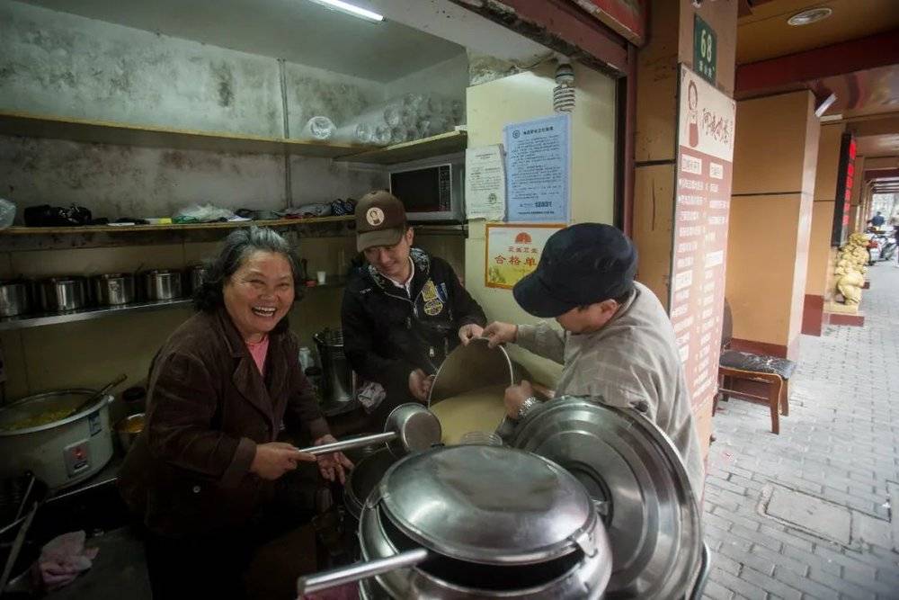 卞根琴阿姨的招牌血糯米奶茶，附近许多小囡从小喝到大  杨眉摄于2016年5月