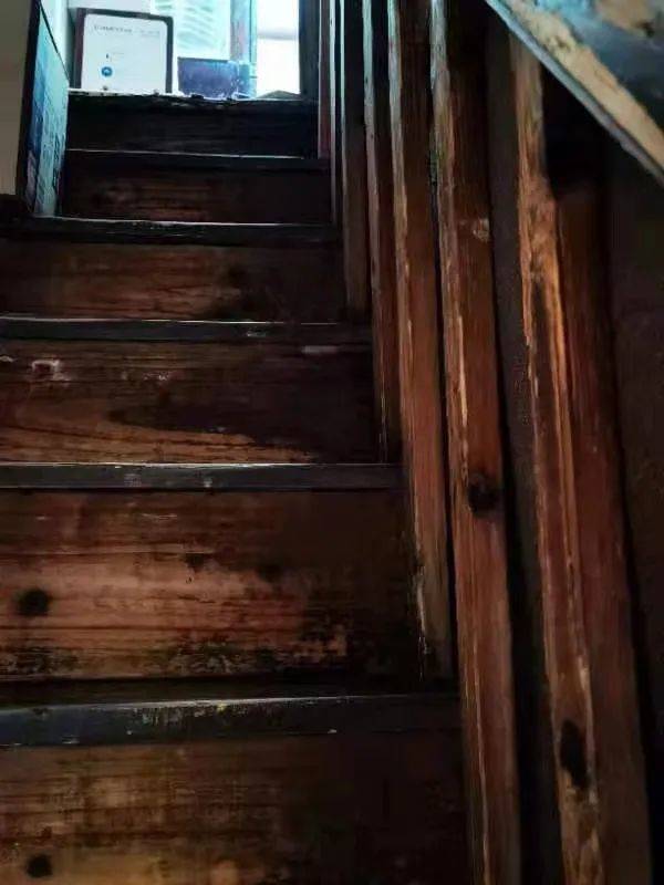 ▲ 通往外公外婆阁楼的木楼梯<br>