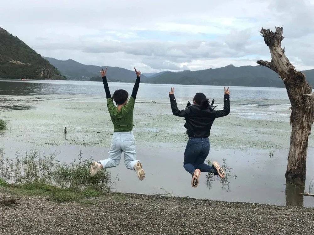 裸辞后的海娜（左）和朋友在泸沽湖边。