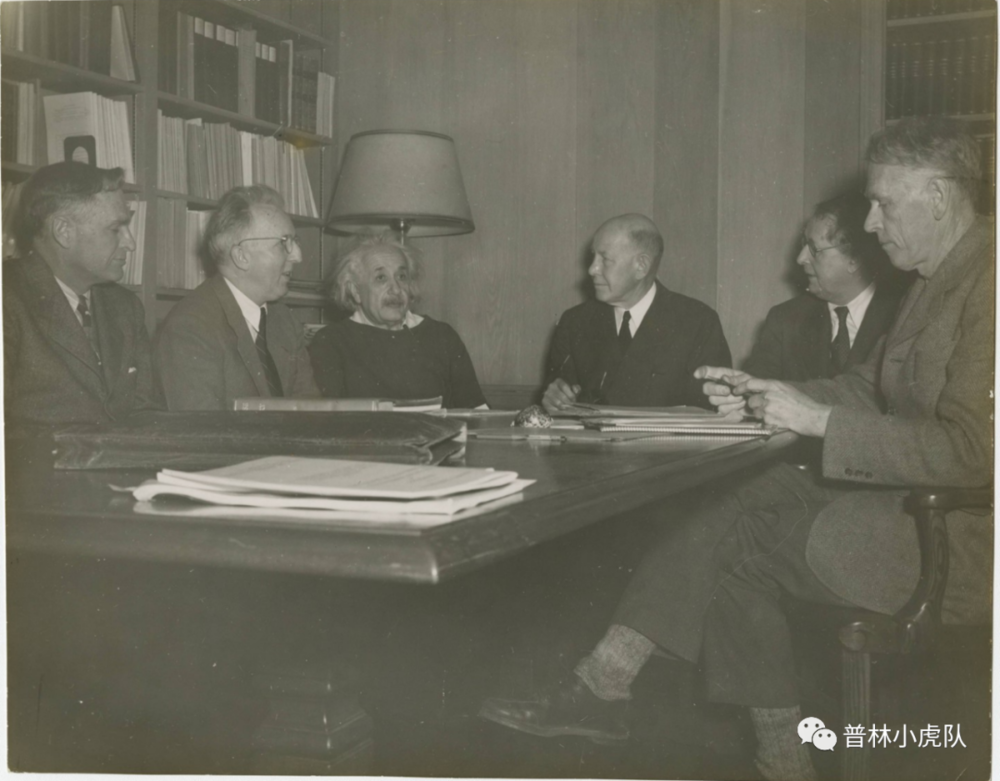普林斯顿高等研究院在四十年代的一次会议，其中有爱因斯坦（左三）和外尔（右二）（图源：高等研究院档案）<br>