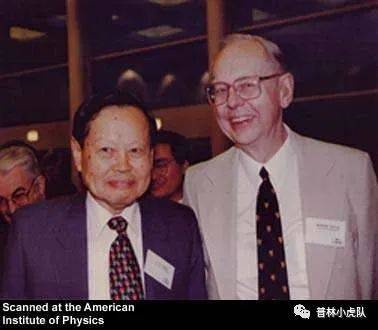 1999年，杨振宁与米尔斯在杨振宁退休庆祝会议上（图源：American Institute of Physics）<br>