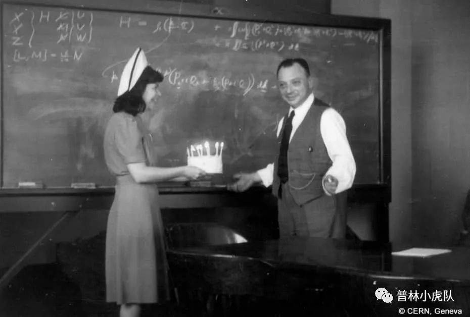 1945年，泡利在普林斯顿高等研究院庆祝他的45岁生日（图源：CERN）<br>