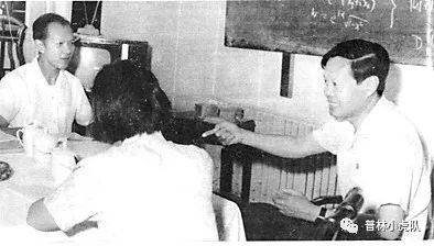 1974年，谷超豪（左一）、胡和生（左二）与杨振宁开始合作研究规范场论（图源：中国科学报）<br>