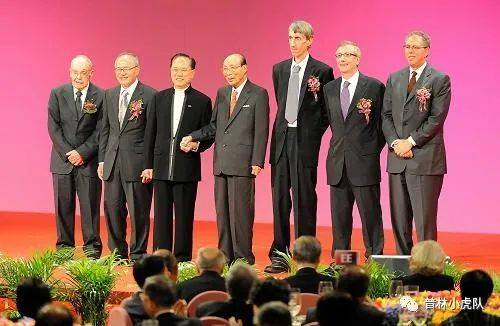 2009年，唐纳森（右二）和陶贝斯（右三）获得邵逸夫数学奖（图源：中国政府网）<br>
