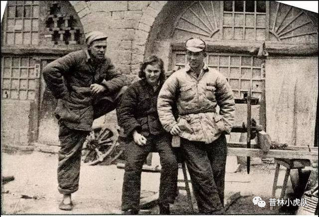 1949年，阳早与寒春在陕北瓦窑堡<br>