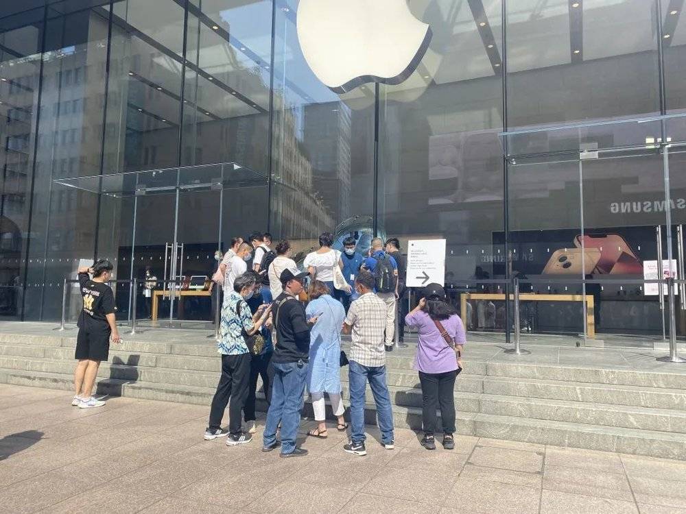 早上9:30，苹果上海南京东路旗舰店排队人并不多，倒是有形形色色的黄牛<br label=图片备注 class=text-img-note>