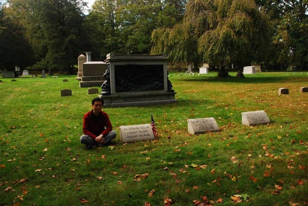  景泉在著名牙医Horace Wells墓前，康涅狄格州雪松山墓地（2011）<br>