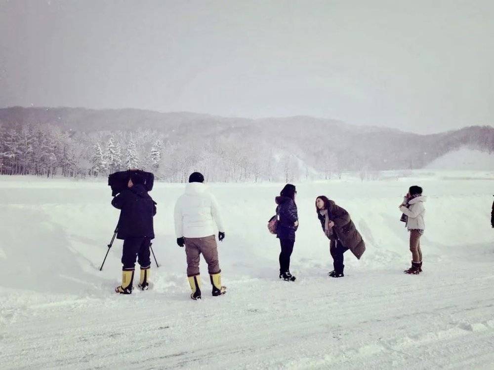 芝霖在北海道进行拍摄工作<br>