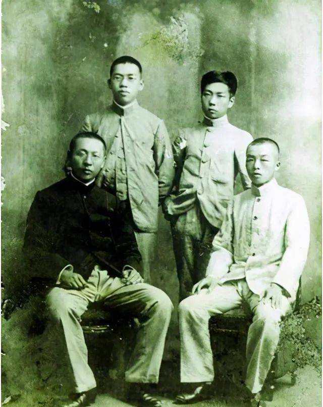 1904年，鲁迅与绍兴籍留日学生合影于日本东京<br>