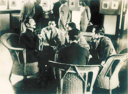 1936年10月8日 沙飞摄于上海八仙桥青年会-07。 左起：鲁迅、黄新波、曹白、白危（背）、陈烟桥。<br>