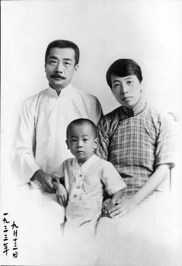 1933年9月13日五十三岁合家照摄于上海王冠照相馆。照片上的字是鲁迅所题。<br>
