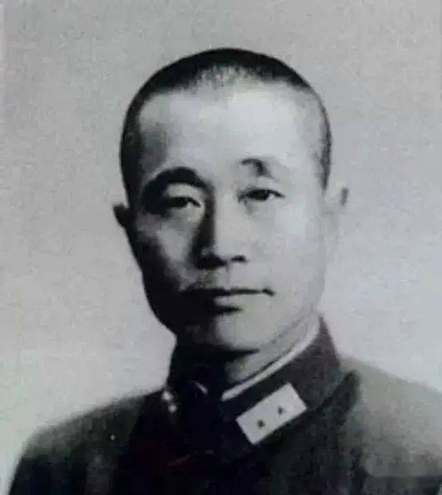 杜聿明，抗日名将，也是杨振宁的岳父。当时中国政府与杨振宁接触时，杜聿明还作为战犯被关押在功德林，但受到了优待，他的胃溃疡等慢性病全在那里被医好了。1959年，杜聿明成为第一批被特赦的战俘。在获悉杨振宁获得诺贝尔奖后，杜聿明托张文裕带给杨振宁一封亲笔信，上面写：“亲爱的宁婿：我祝贺你获得诺贝尔奖金，这是中华民族的光荣。”<br>