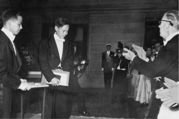 1957年，杨振宁在诺贝尔奖颁奖典礼上<br>