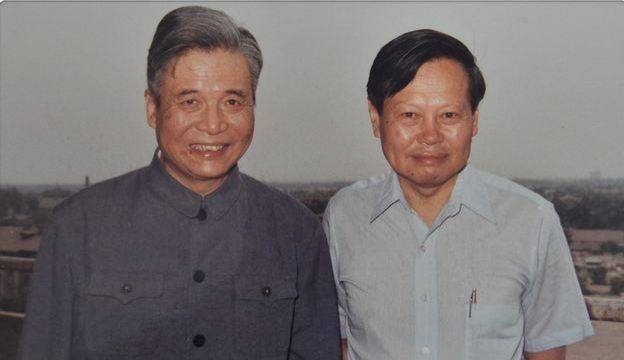 1986年6月，杨振宁回国探望病重的邓稼先，邓稼先和他合影留念，面容保持微笑——但嘴角边还有一丝血迹没有擦干<br>