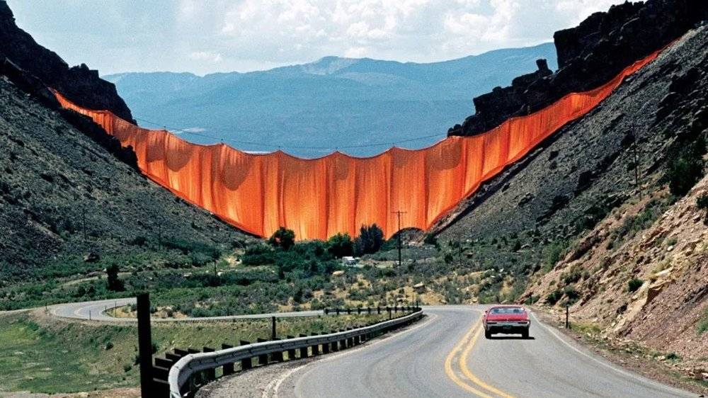 Valley Curtain, Rifle, Photo: Wolfgang Volz © 1972 Christo