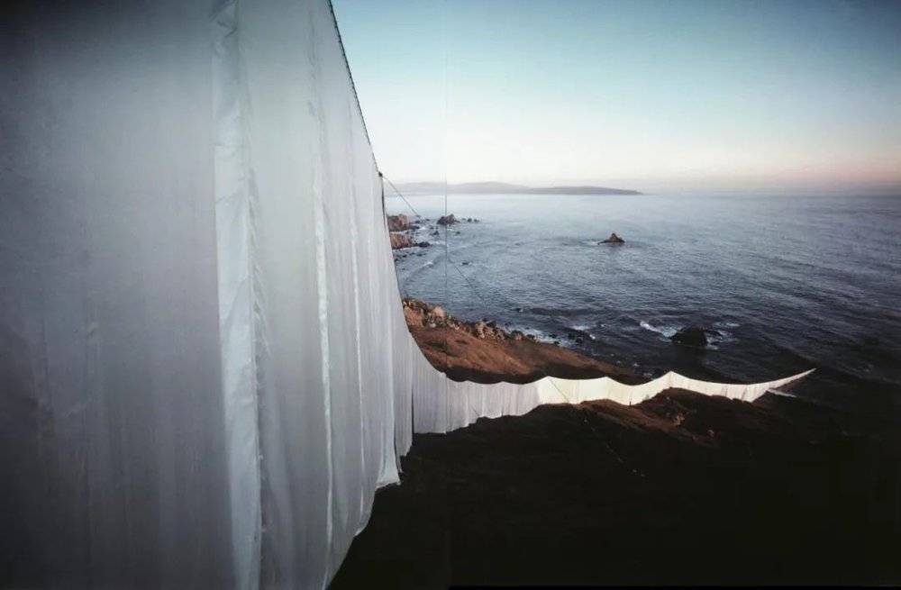 Running Fence, © Christo; Color photograph by Jeanne-Claude, 1976