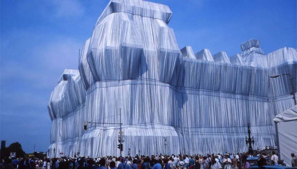 Wrapped Reichstag, Photo: Wolfgang Volz © 1995 Christo<br>
