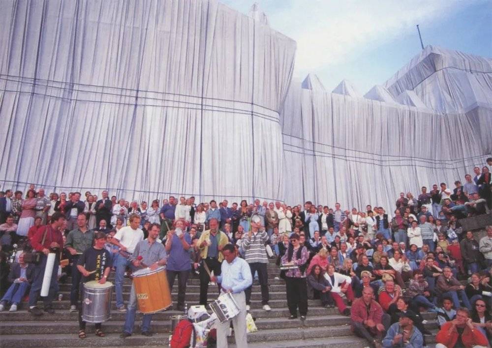 Wrapped Reichstag © 1995 Christo<br>