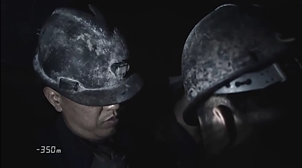  ■ 矿工乘罐笼下至地下350米深处 《我的诗篇》剧照<br>