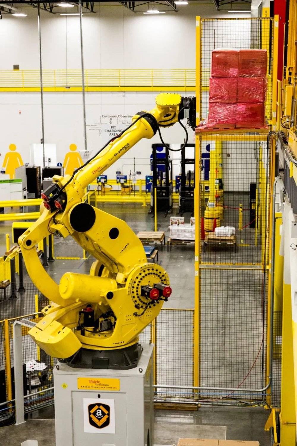 机器人的引入，让亚马逊得以提到仓库的产出，但管理层也决定，工人岗位依然是必要的
