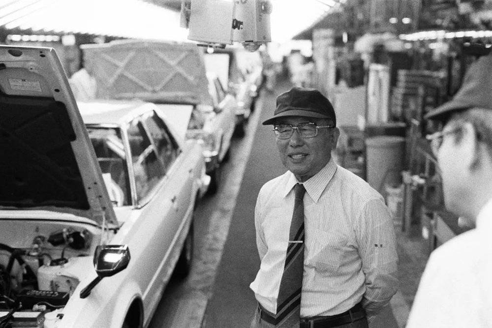 丰田生产系统在日本战后出现，丰田英二（如图）是联合创始人之一